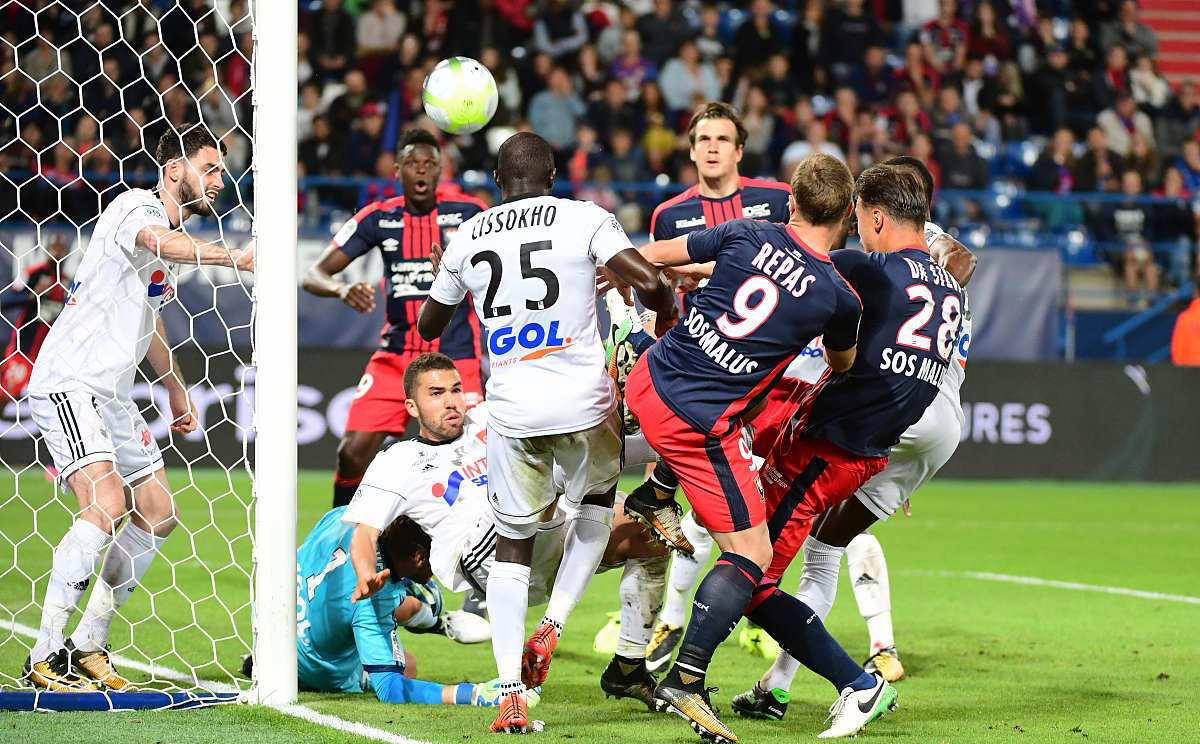 里昂客场不敌克莱蒙,榜首之战落败 里昂客场不敌克莱蒙,榜首之战落败