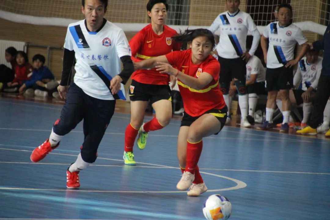 爱游戏app-中国女足备战全运会足球比赛，球队士气高涨