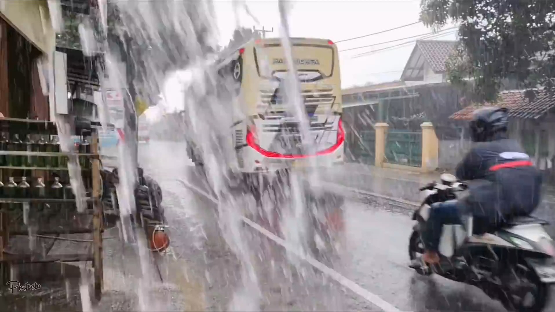爱游戏网页版入口-暴雨风云!比赛中突降的暴雨成为意外情况的简单介绍