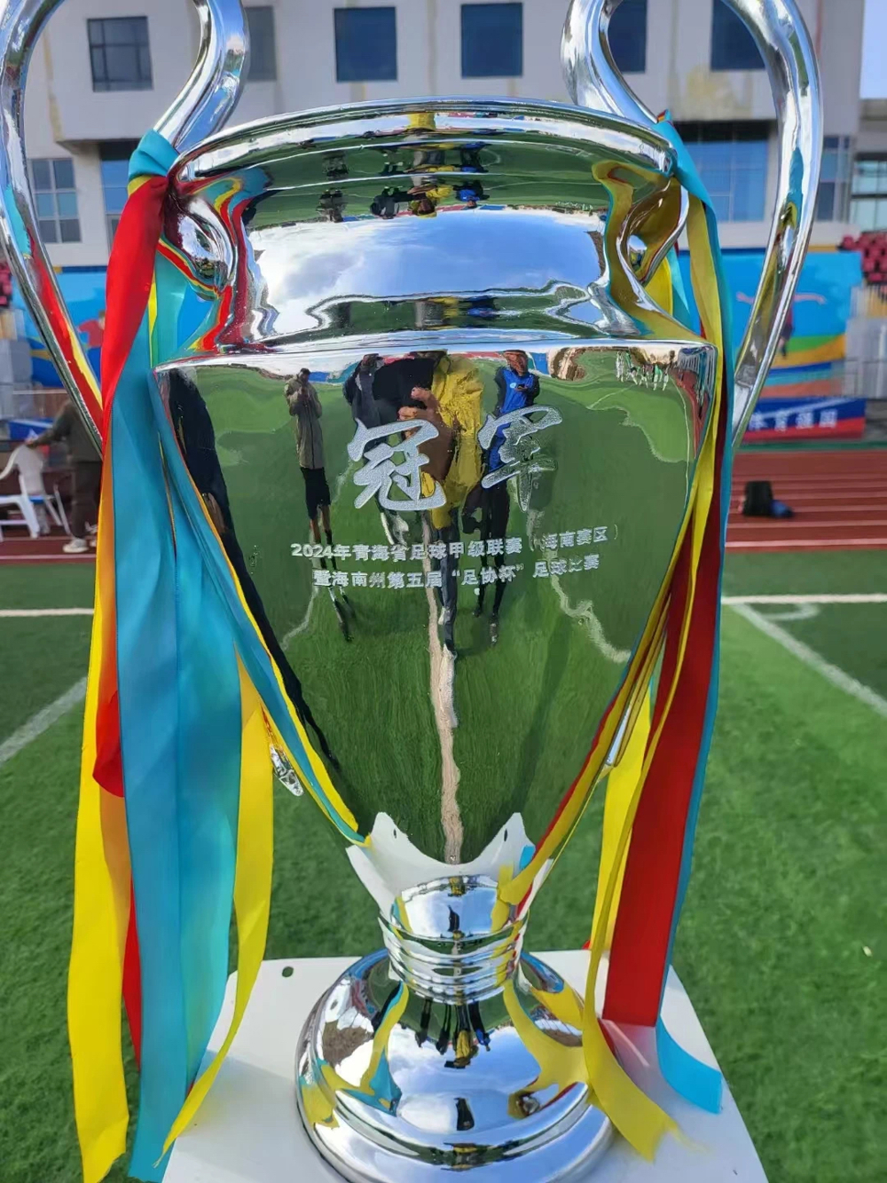 足球比赛中某支队伍势如破竹,赢得领先 足球比赛中某支队伍势如破竹,赢得领先