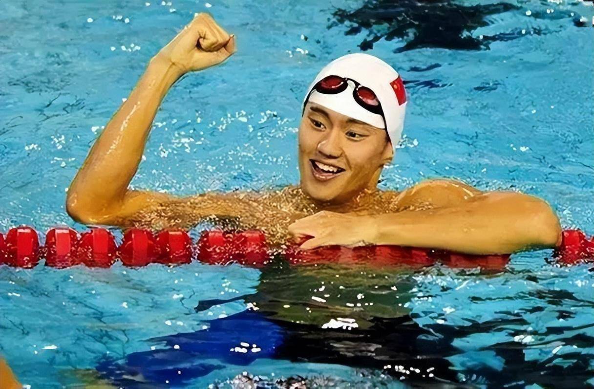 游泳选手水下飞鱼,奋勇向前 游泳选手水下飞鱼,奋勇向前