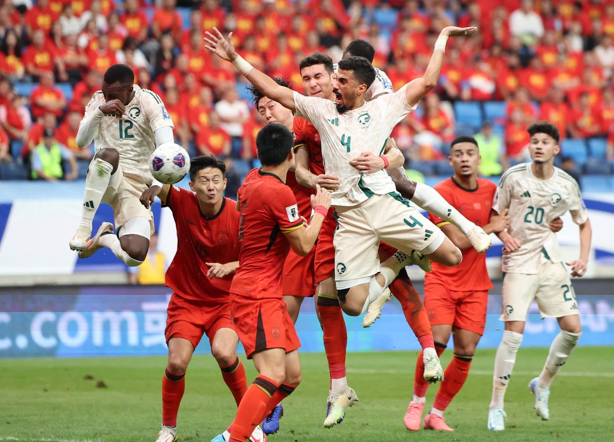 包含强强交锋!亚洲足球赛颇具看点的一场比赛的词条