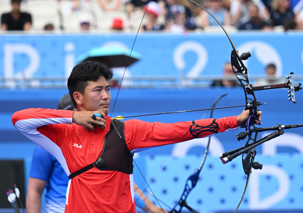射箭男子团体决赛选手射箭准确 射箭男子团体决赛选手射箭准确