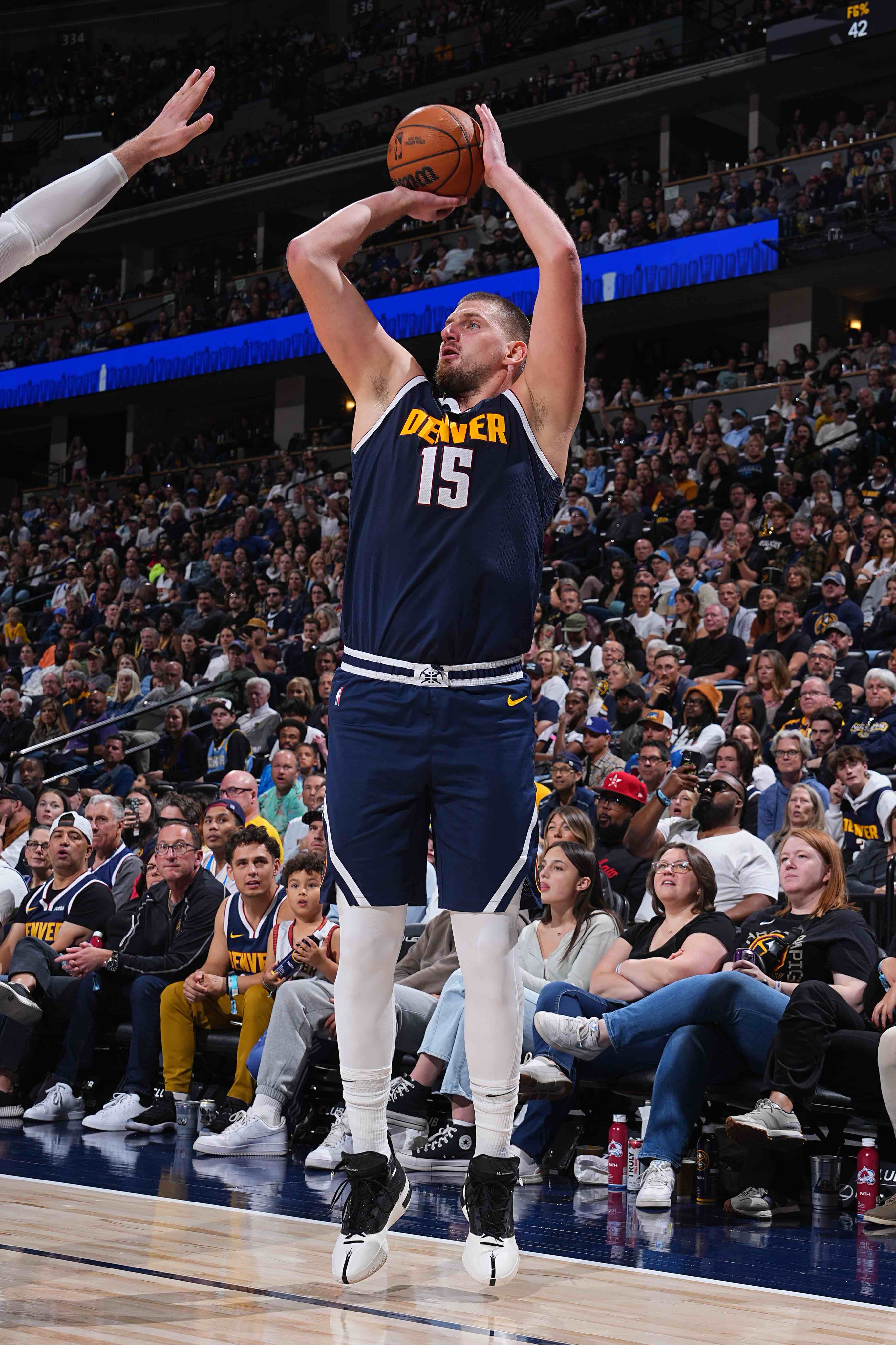 太阳惜败掘金，遭遇两连败