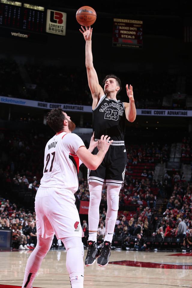 爱游戏新闻-开拓者大胜马刺晋级次轮