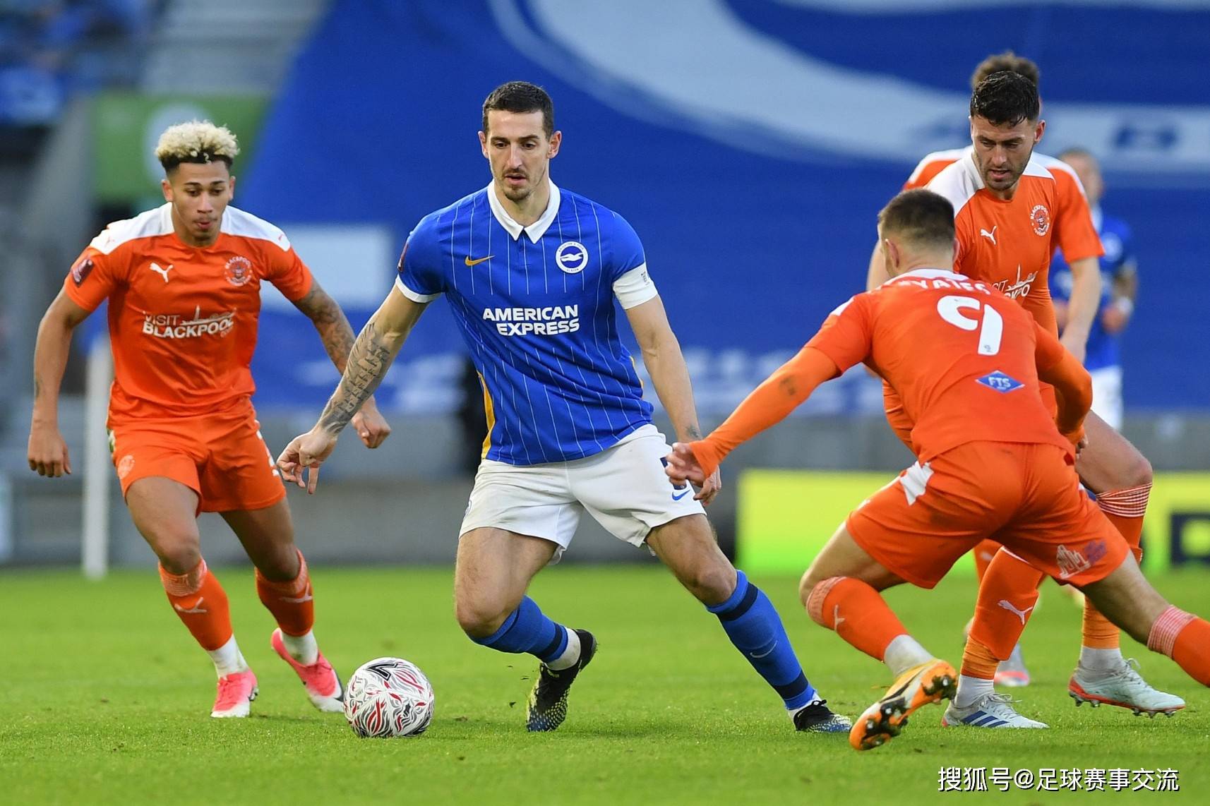 足球比赛中球员们展现出色水平 足球比赛中球员们展现出色水平