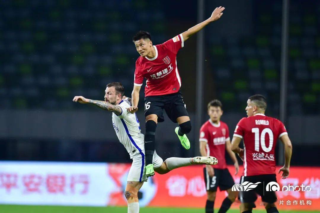 爱游戏网页版-雄狮战胜黄蜂,收获胜利