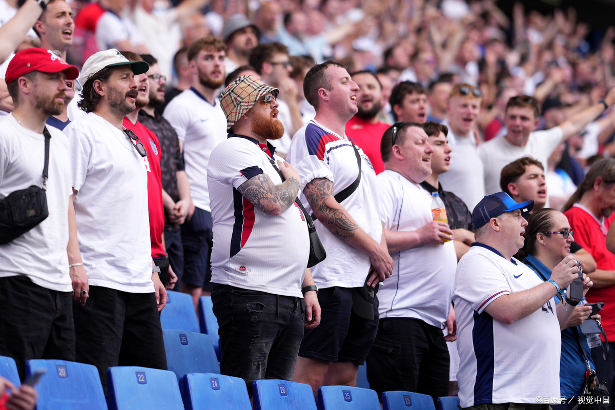 足球盛宴即将开启,球迷翘首期待 足球盛宴即将开启,球迷翘首期待